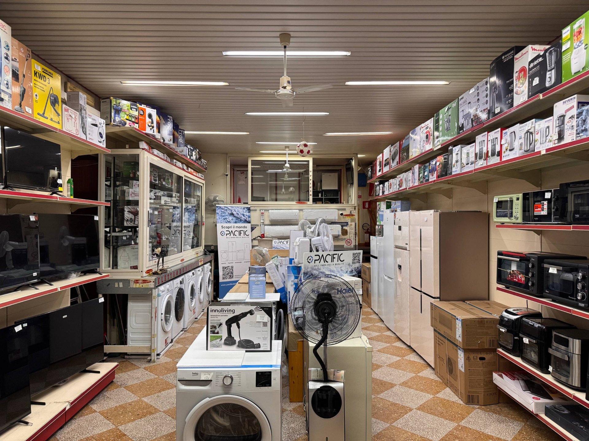 Interno del negozio Elettrodomestici Paduano a Boscoreale con lavatrici, frigoriferi e piccoli elettrodomestici